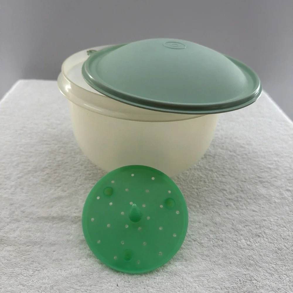 VINTAGE Tupperware Crisp It Lettuce Keeper Bowl with MINT LID And Green Spike